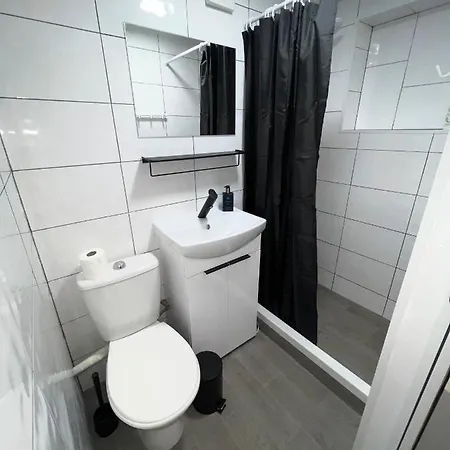 Apartment Newly Renovated 1 Bedroom Flat With Garden Pergola