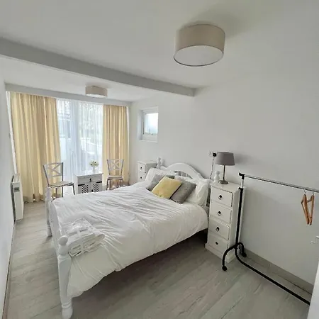 Newly Renovated 1 Bedroom Flat With Garden Pergola Apartment