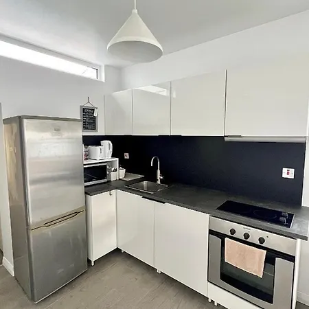 Newly Renovated 1 Bedroom Flat With Garden Pergola *